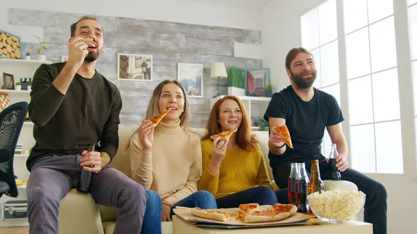 Groep vrienden zit op de bank in de woonkamer — Stockfoto