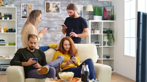Glada kaukasiska vänner som spelar tv-spel — Stockfoto