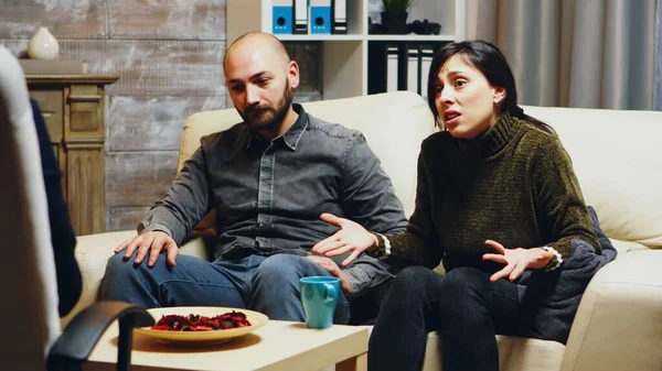 Genç eş psikanalistlere ilişkilerinde yaşadığı zorlukları anlatıyor.