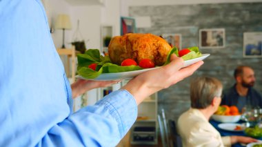 Kızarmış tavuklu genç bayanı takip edin.