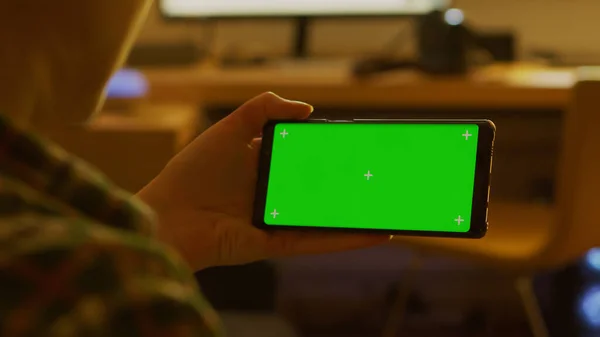Visão traseira da mulher usando smartphone com tela verde — Fotografia de Stock