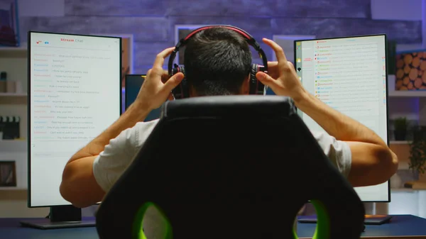 Jovem se preparando para uma sessão de jogo de tiro online — Fotografia de Stock