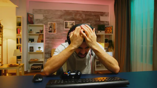 オンラインゲームをプレイしながら、彼の損失の後に怒っている若い男 — ストック写真