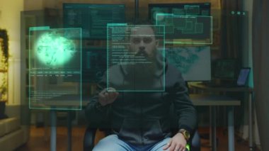 Sakallı hacker AR 'da kodlanıyor. Önünde hologramlar var.