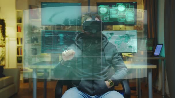 Хакер носит VR гарнитуру и работает с AR голограммами — стоковое видео