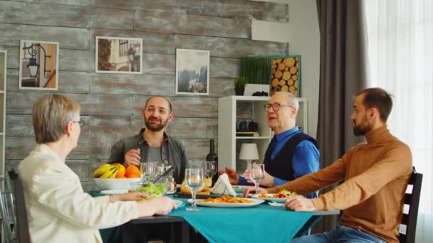 Piękna kobieta przybywa ze smacznym pieczonym kurczakiem — Wideo stockowe