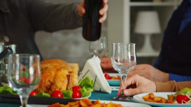 Kırmızı şarap döken delikanlıya yaklaş.