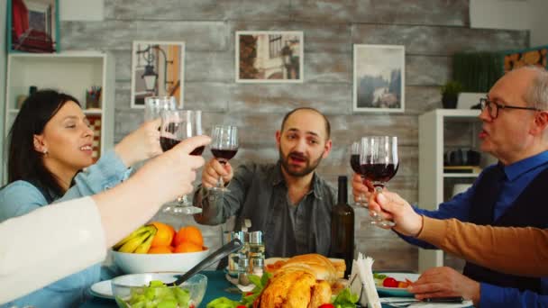 Feliz joven familia brindis con copas de vino — Vídeos de Stock