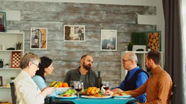 Video sohbeti yaparken neşeli aile gülüyor.