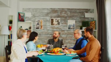 Akşam yemeğinde arkadaşlarıyla video görüşmesi yaparken aile fotoğrafı.