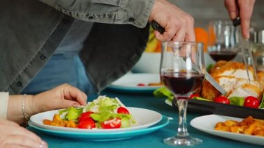 Annesine hizmet eden genç adama yaklaş.