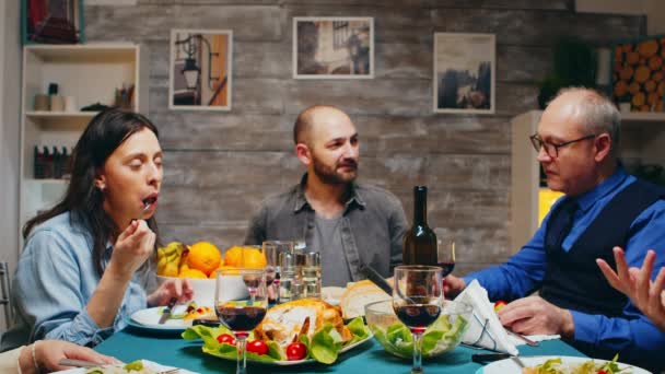 À noite, a família se reuniu para jantar — Vídeo de Stock