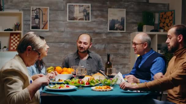 Madre e padre nei loro sessantenni bicchieri di vino rosso — Video Stock