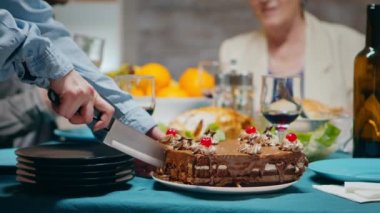 Lezzetli pasta dilimleyen genç bayana yaklaş.