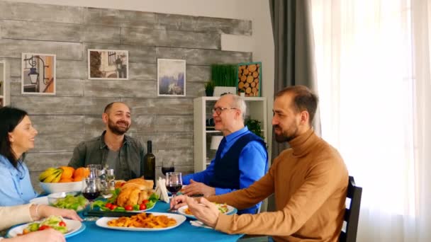 Familia feliz y alegre disfrutando de una deliciosa cena — Vídeos de Stock