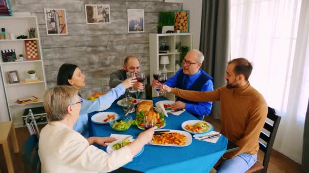 Vista superior de la familia tintineo vasos con vino tinto — Vídeos de Stock