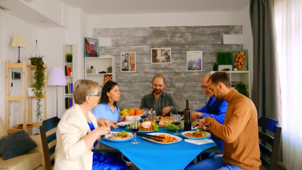 Zoom in shot van familie genieten van een goede rode wijn — Stockvideo