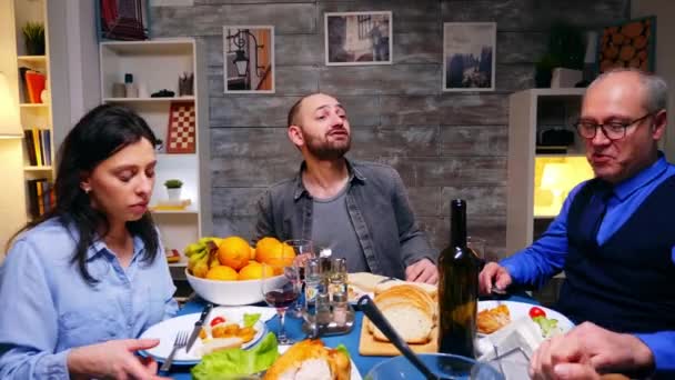 Zoom arrière plan du frère servant sa sœur avec des pommes de terre — Video