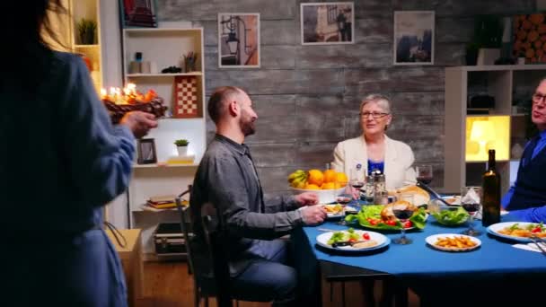 Volg shot van vrouw brengen van een verjaardagstaart voor haar moeder — Stockvideo