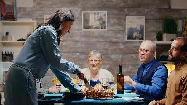 Mulher branca cortando o bolo para seu aniversário — Fotografia de Stock