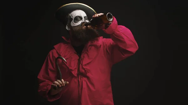 Betrunkener bärtiger Mann verkleidet sich als Pirat mit Haken — Stockfoto