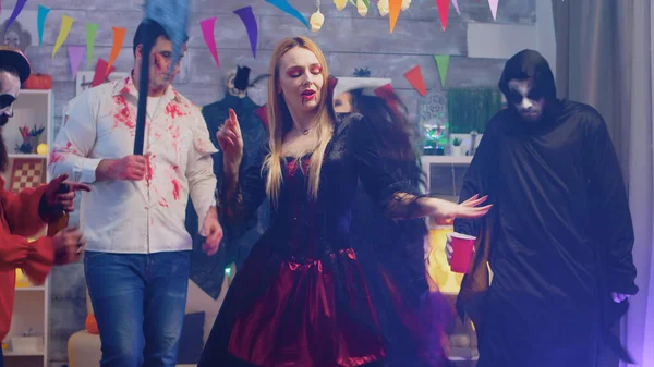 Böse schöne Zauberin tanzt auf Halloween-Party — Stockfoto