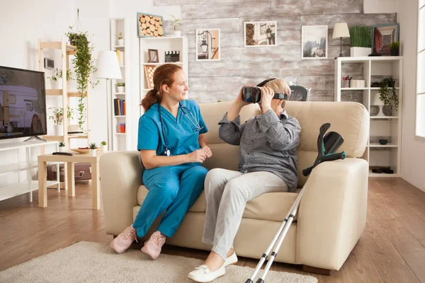 Medico donna con stetoscopio — Foto Stock