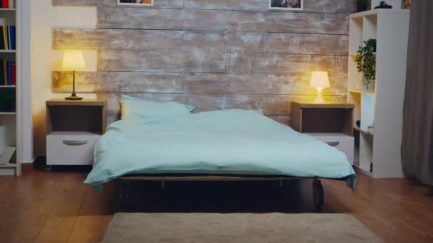 Leeres Zimmer mit bequemen Matratzen auf dem Bett. — Stockvideo