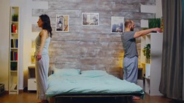 Kafkasyalı genç çift pijama giyiyor.