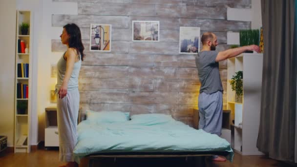 Kaukasisches junges Paar trägt Pyjama — Stockvideo