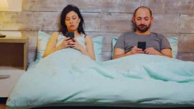 Yatakta battaniyenin altına zum yap.