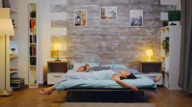 Evli beyaz çift yatağa geri dönüyor.