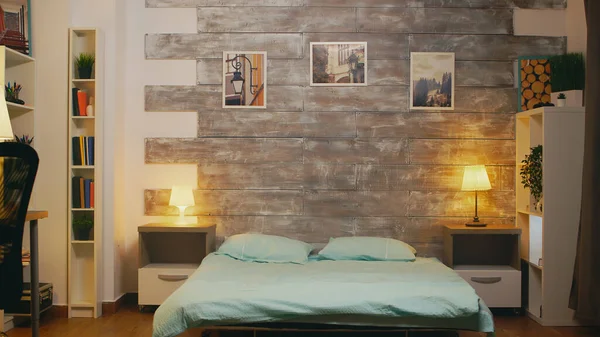 Zřízení záběru stylového bytu s pohodlnou postelí — Stock fotografie