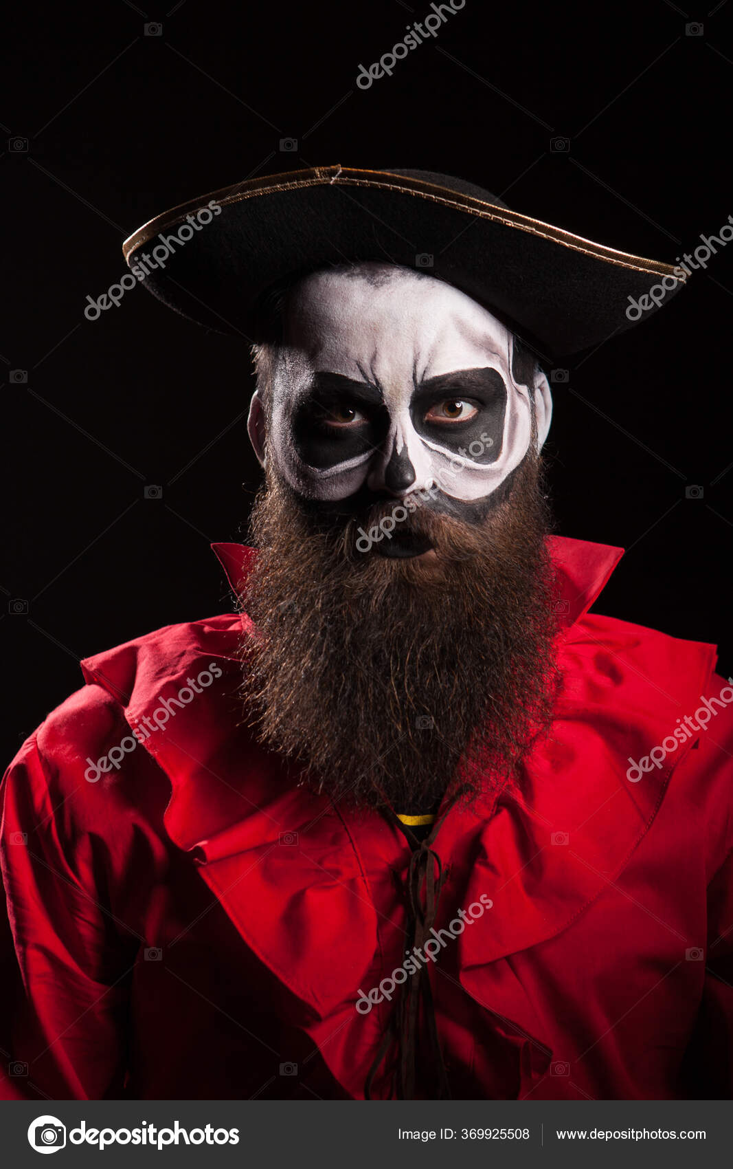 Ator vestindo uma fantasia de pirata para o halloween sobre fundo preto.
