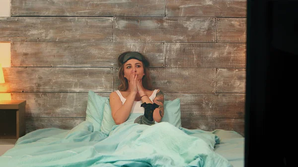 Jolie femme en pyjama peur du film d'horreur à la télé — Photo