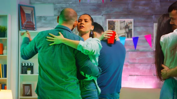 Jóvenes parejas hermosas bailando en la música romántica — Foto de Stock