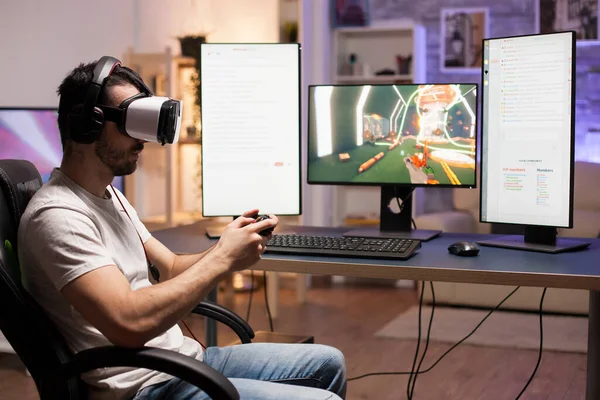 Jogador profissional vestindo fone de ouvido realidade virtual — Fotografia de Stock