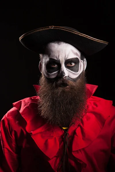 Homme à la longue barbe habillé comme un pirate effrayant — Photo