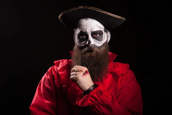 Бородатый пират с длинной бородой в шляпе — стоковое фото