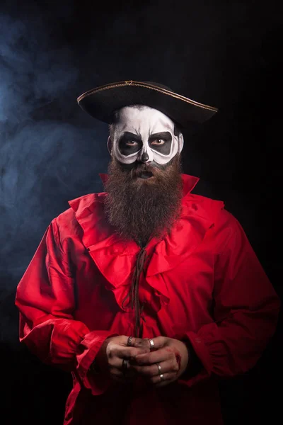 Актёр в костюме пирата на Хэллоуин — стоковое фото