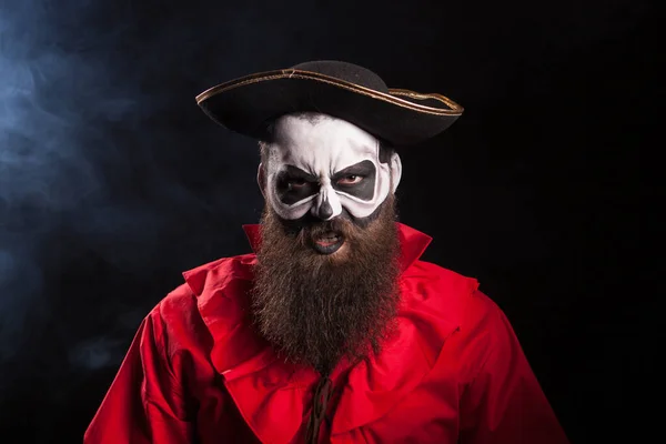 Verrückter Mann verkleidet sich wie ein Pirat auf schwarzem Hintergrund — Stockfoto