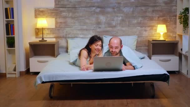 Zoom in shot of couple wearing pajamas — Stock Video