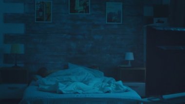 Genç adam kötü bir kabustan sonra kız arkadaşını uyandırdı.