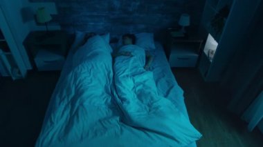 Genç bir kadının kötü bir rüyadan uyanmasının en iyi görüntüsü.