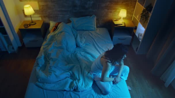 Vista superior de la mujer joven que sufre de insomnio — Vídeo de stock