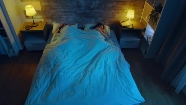 잠 자고 있는 젊은 부부의 맨 위 모습 — 비디오