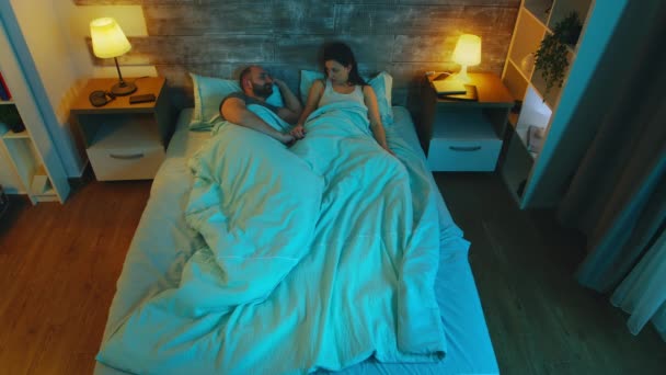 Ovanifrån av unga par som har ett samtal sent på kvällen — Stockvideo