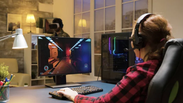 Mujer con auriculares relajante jugar juegos de ordenador — Foto de Stock