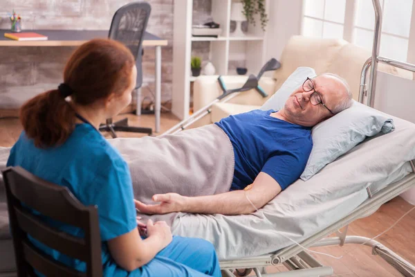 Volver ver médico femenino en el hogar de ancianos — Foto de Stock