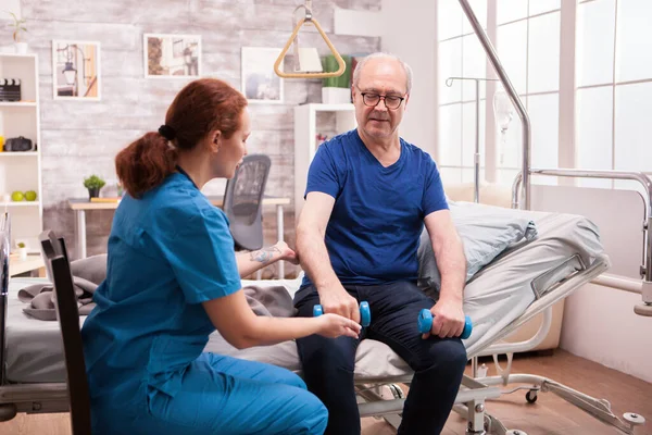 Joven doctora ayudando a anciano — Foto de Stock